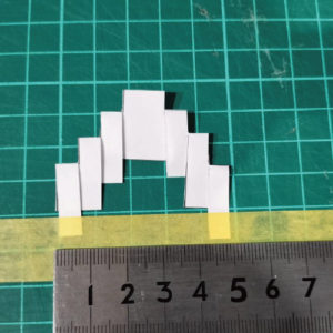 御幣をサイズを測りながら設計している画像